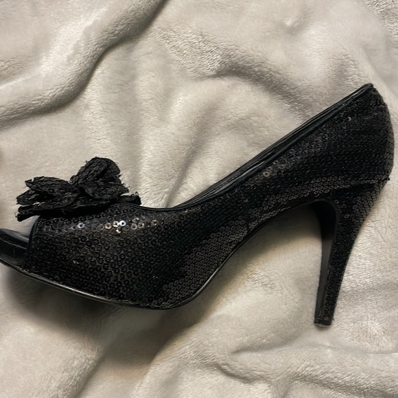 Black sparkly heels, perfect for the holidays! - Picture 7 of 9
